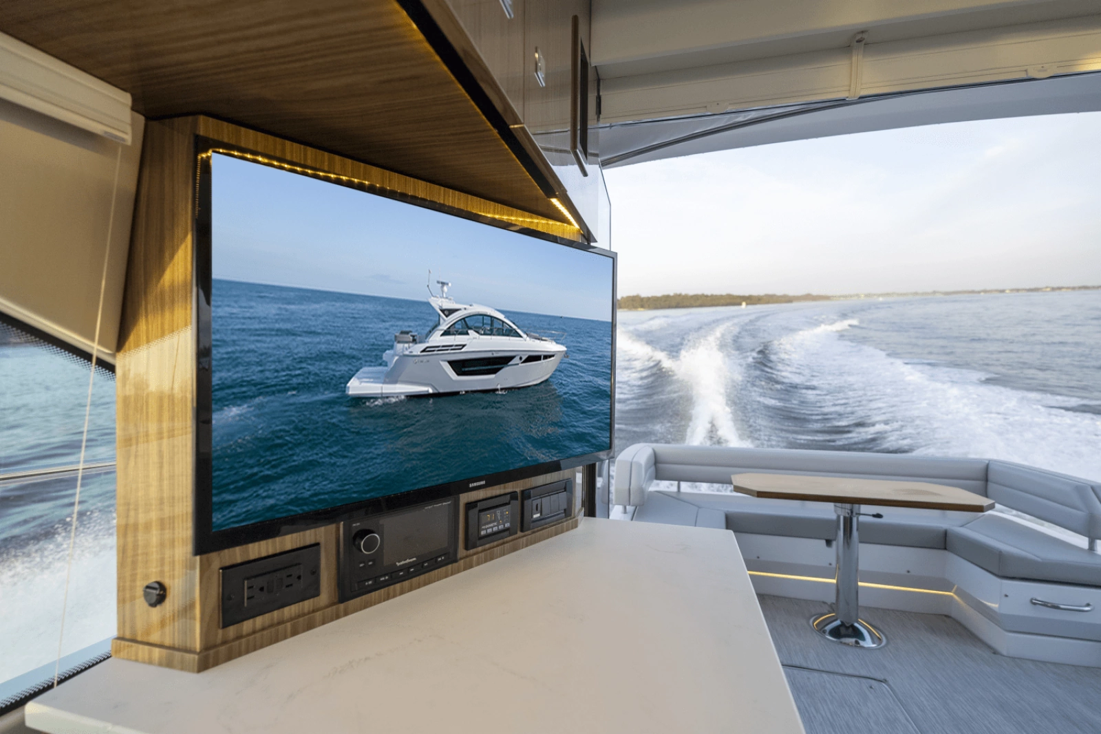 2024 Cruisers Yachts 50 Cantius