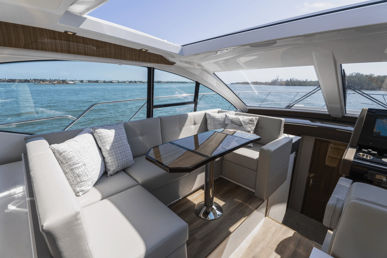 2024 Cruisers Yachts 50 Cantius