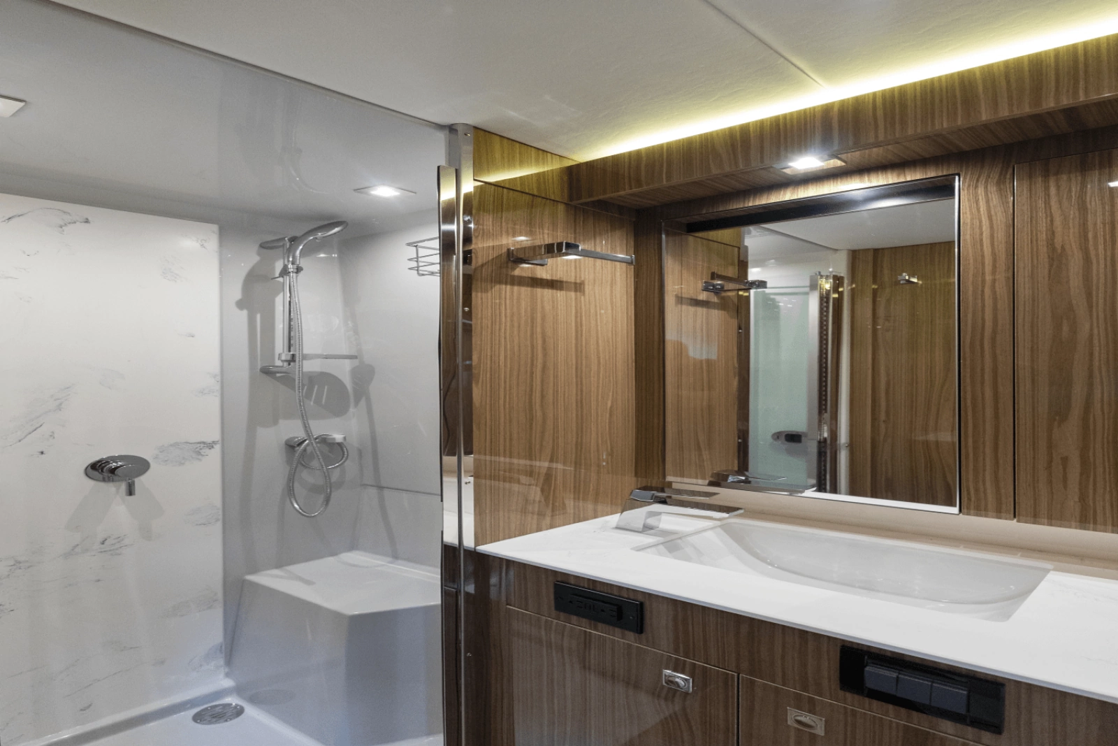 2024 Cruisers Yachts 50 Cantius