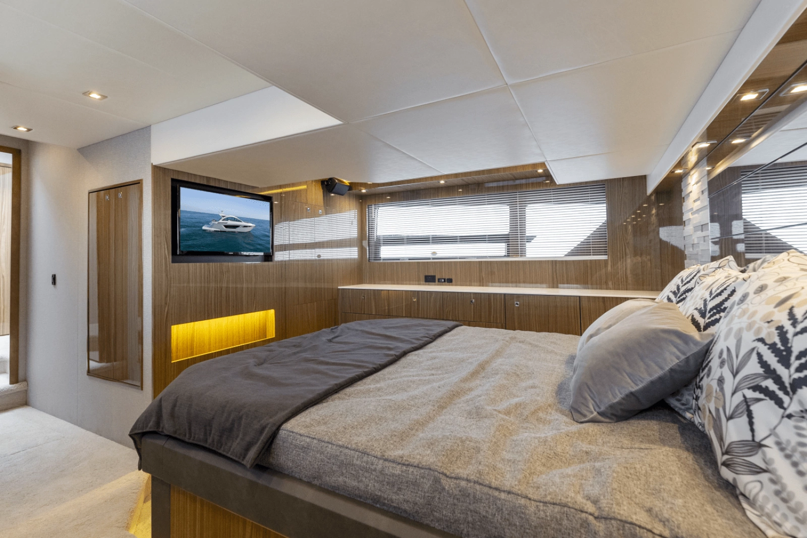 2024 Cruisers Yachts 50 Cantius