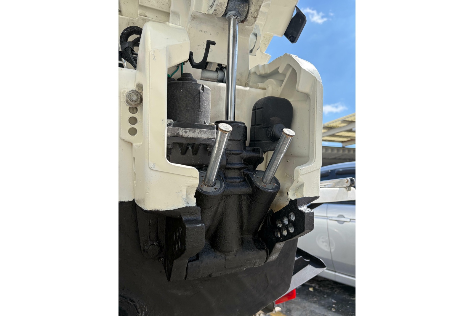 1997 Dusky 256 Center Console