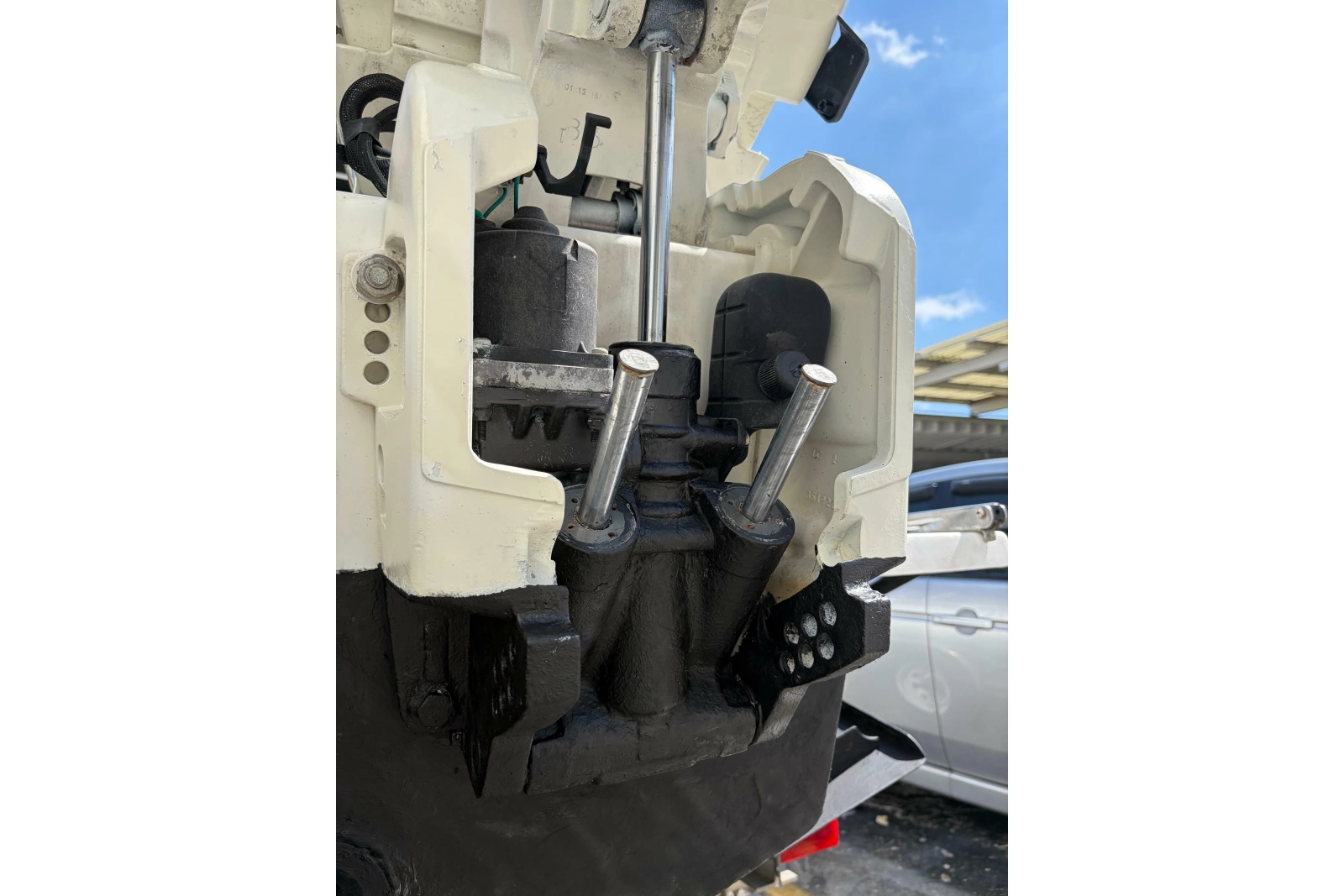 1997 Dusky 256 Center Console