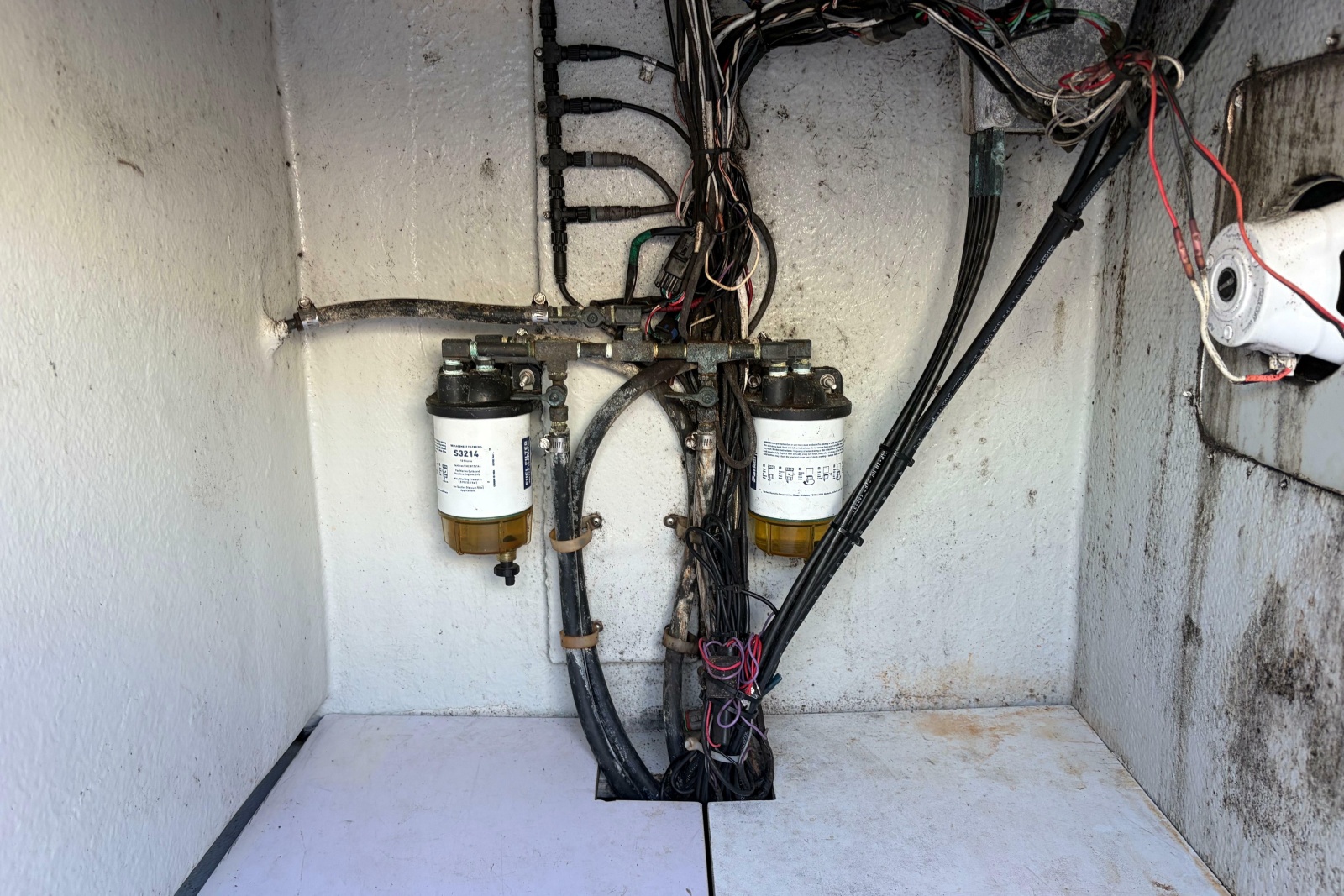 1997 Dusky 256 Center Console