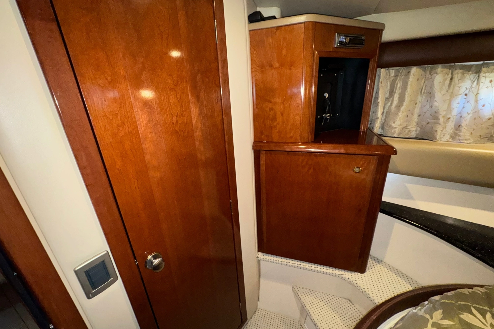 2008 Meridian 411 Sedan
