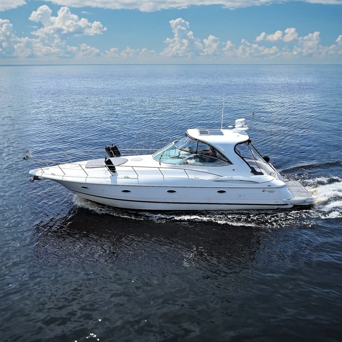 2003 Cruisers Yachts 3970 Express