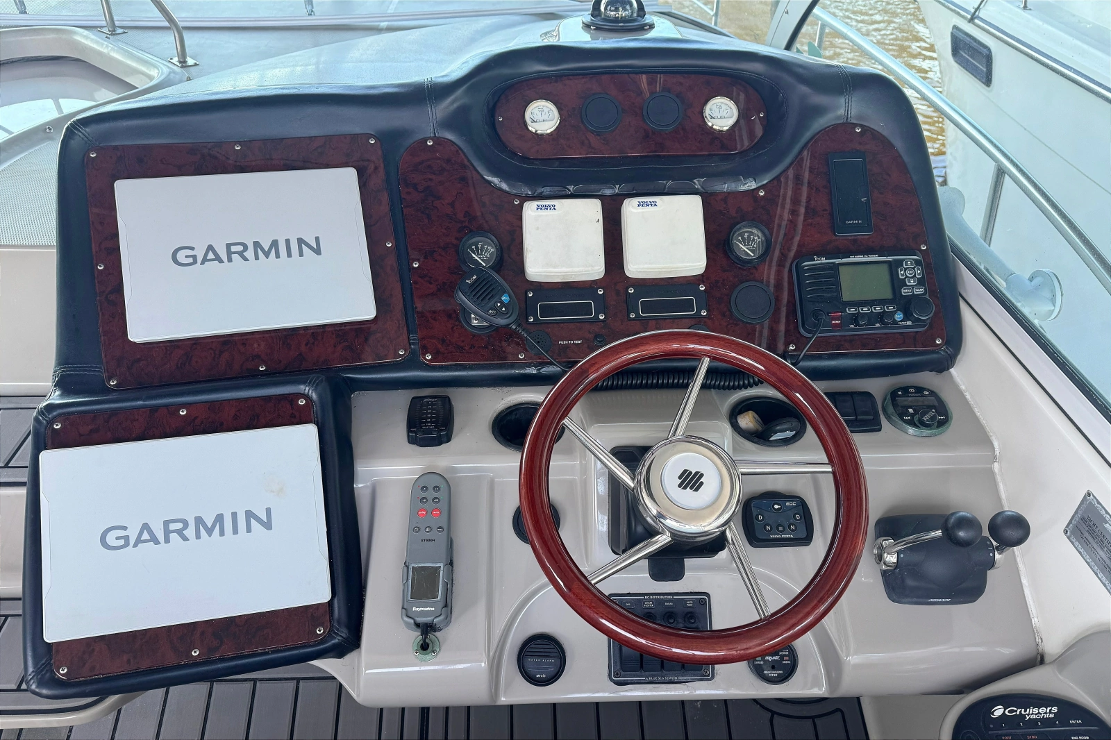 2003 Cruisers Yachts 3970 Express