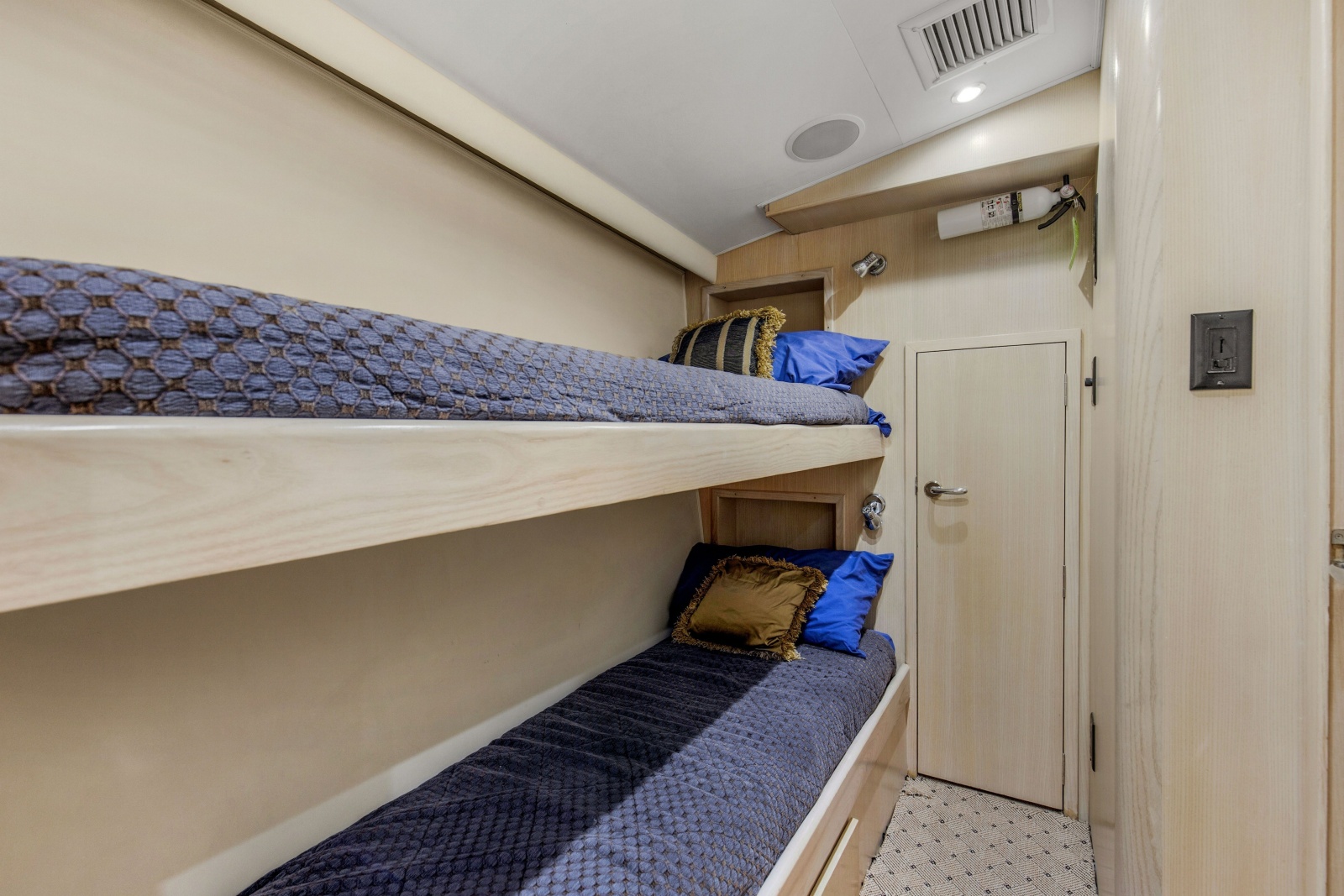 1998 Hatteras 60 Convertible