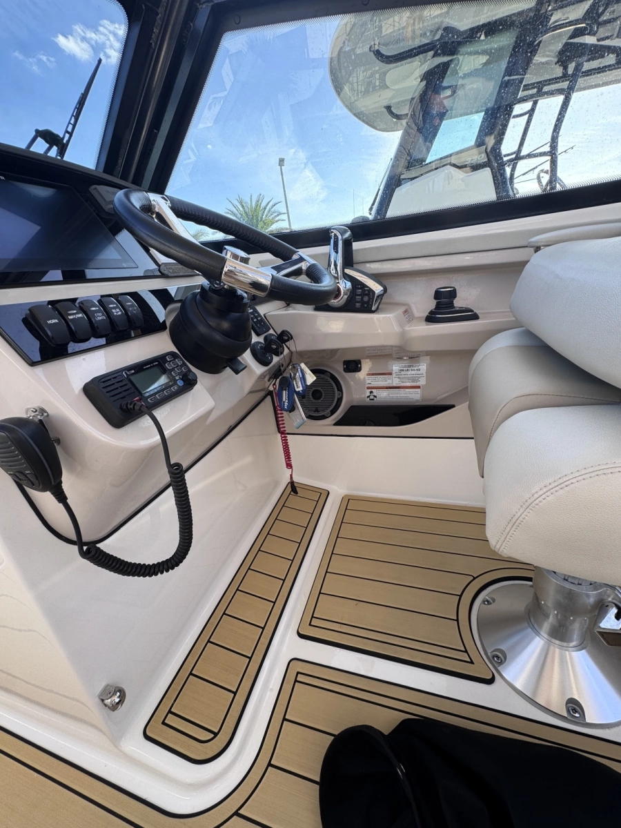 2022 Boston Whaler 280 Vantage DC