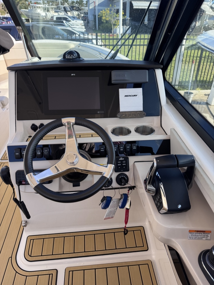 2022 Boston Whaler 280 Vantage DC