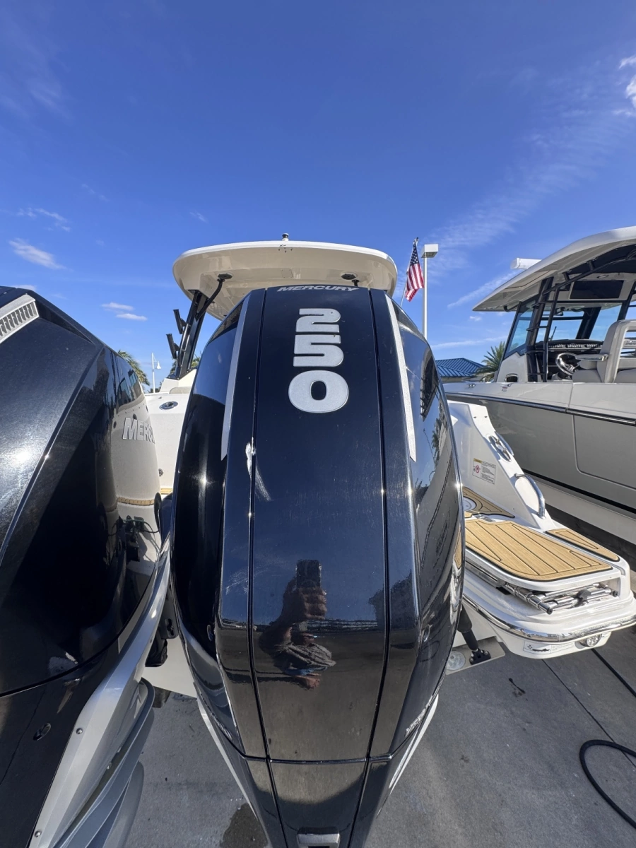 2022 Boston Whaler 280 Vantage DC