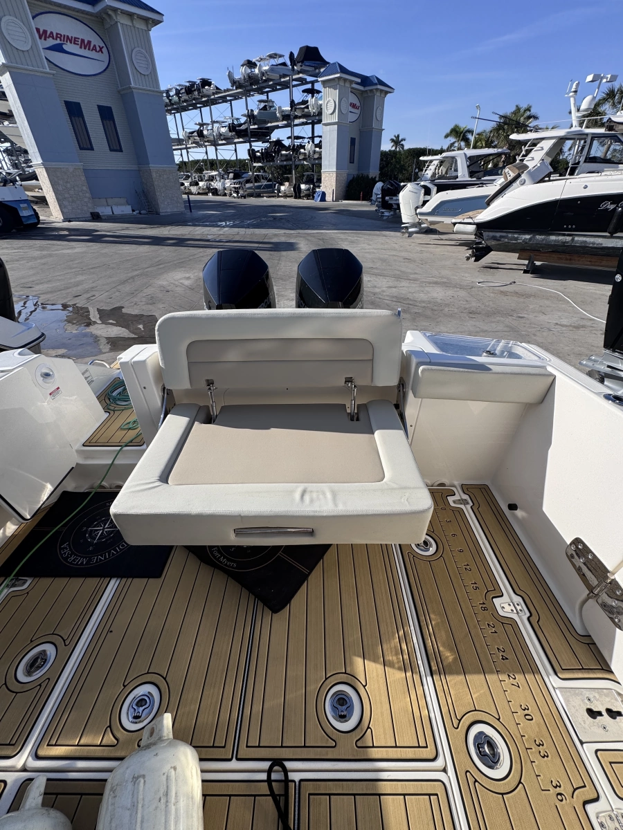 2022 Boston Whaler 280 Vantage DC