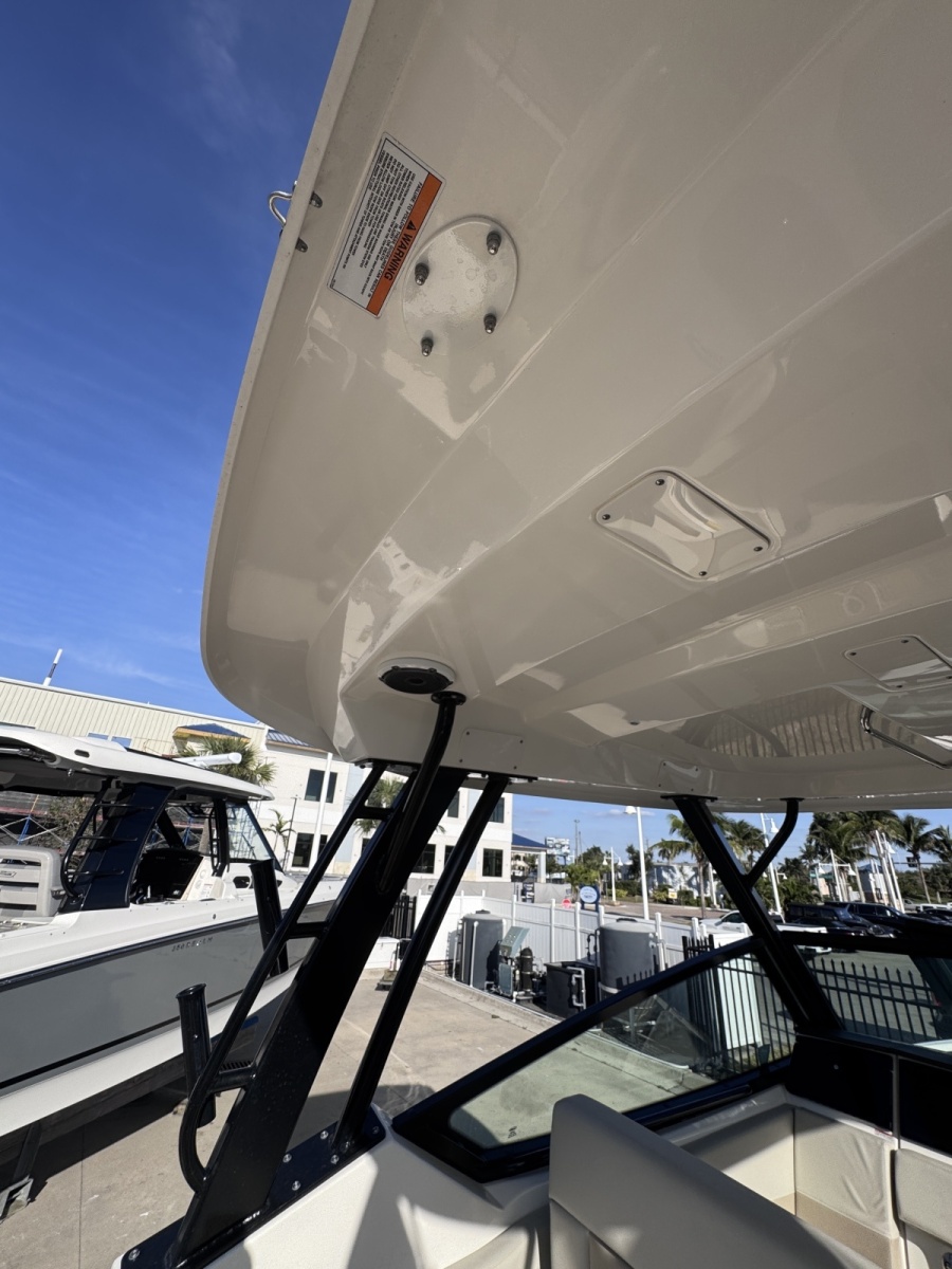 2022 Boston Whaler 280 Vantage DC