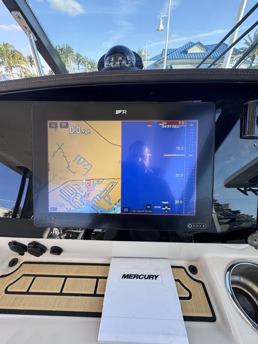 2022 Boston Whaler 280 Vantage DC