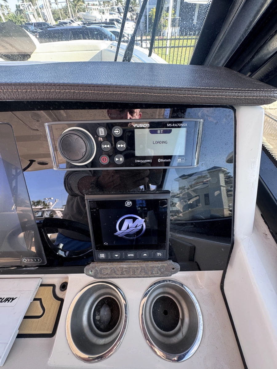 2022 Boston Whaler 280 Vantage DC