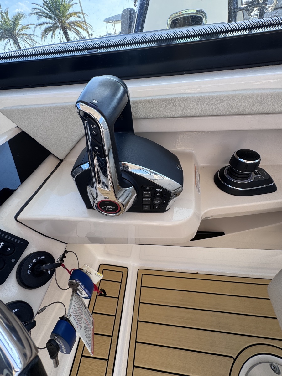 2022 Boston Whaler 280 Vantage DC