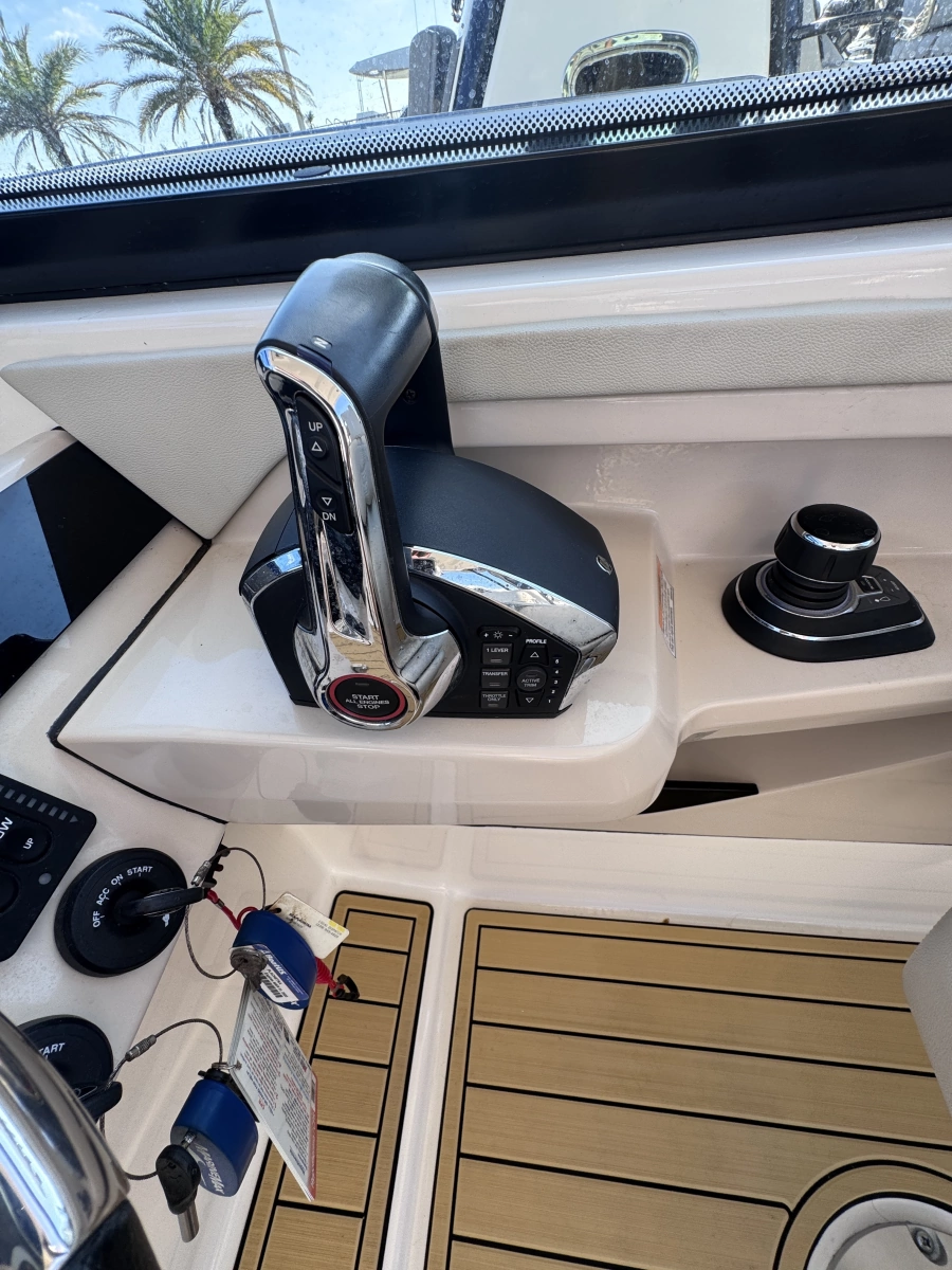 2022 Boston Whaler 280 Vantage DC