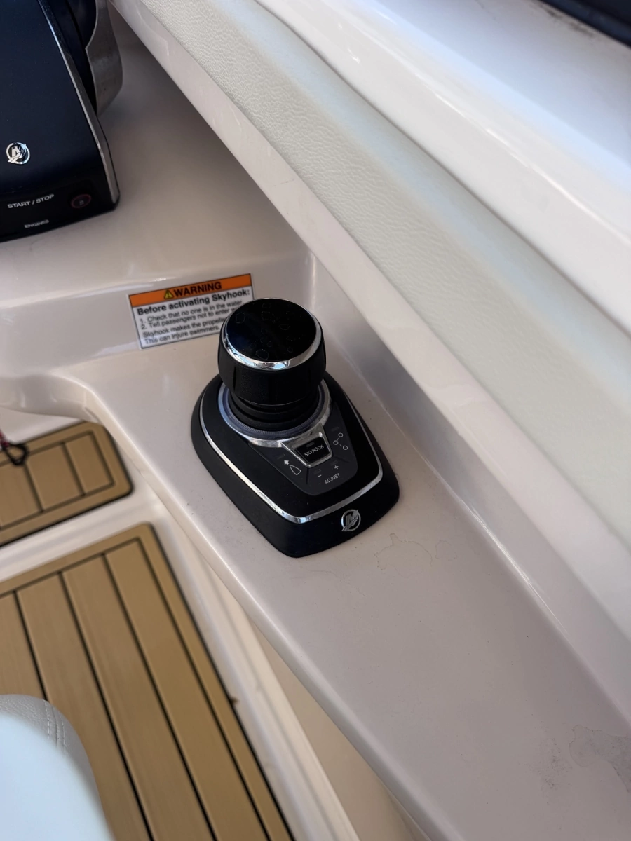 2022 Boston Whaler 280 Vantage DC