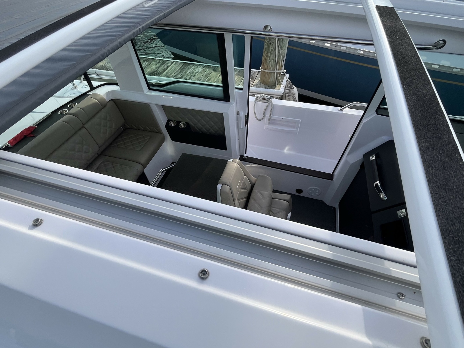 2023 Axopar 37 XC Cross Cabin