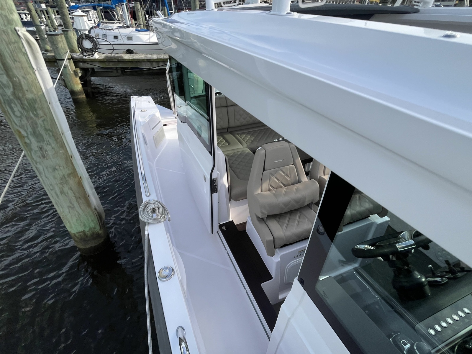 2023 Axopar 37 XC Cross Cabin