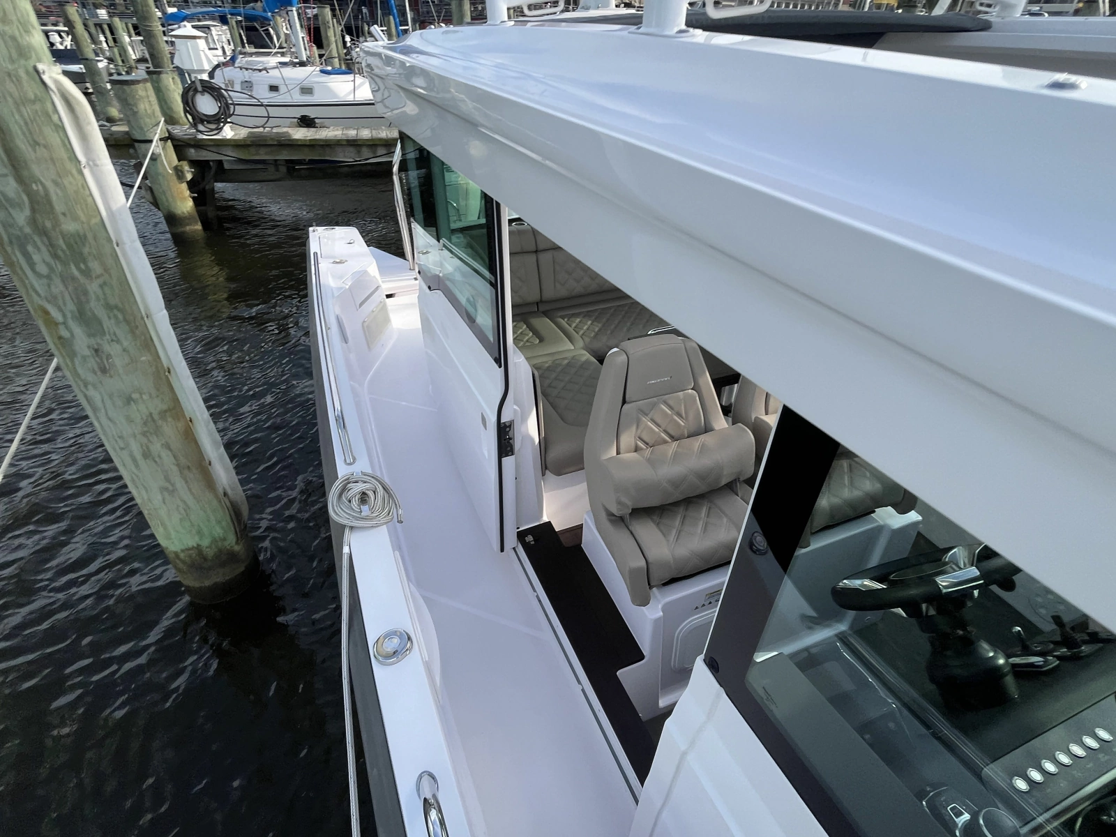 2023 Axopar 37 XC Cross Cabin