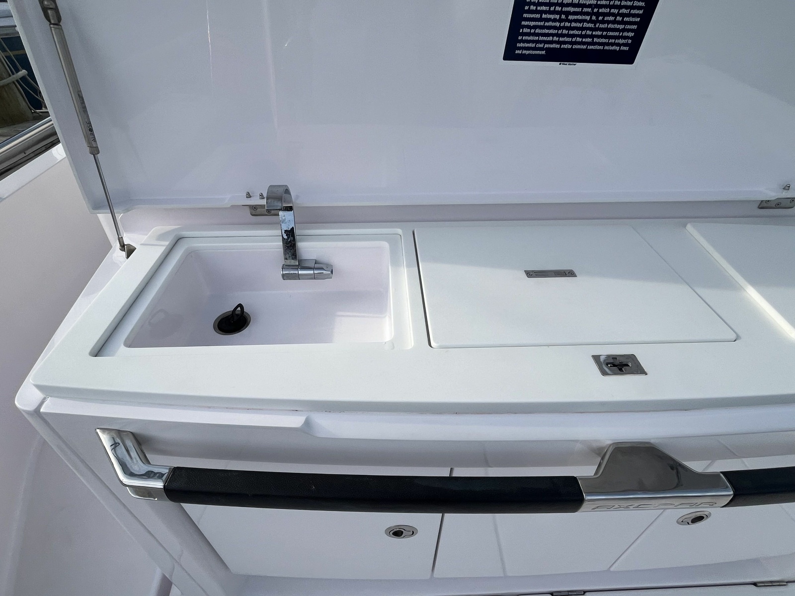 2023 Axopar 37 XC Cross Cabin