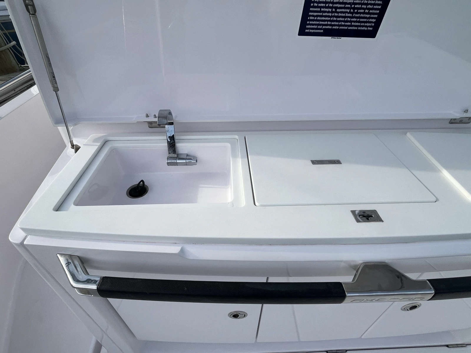 2023 Axopar 37 XC Cross Cabin