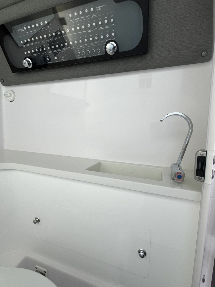 2023 Axopar 37 XC Cross Cabin