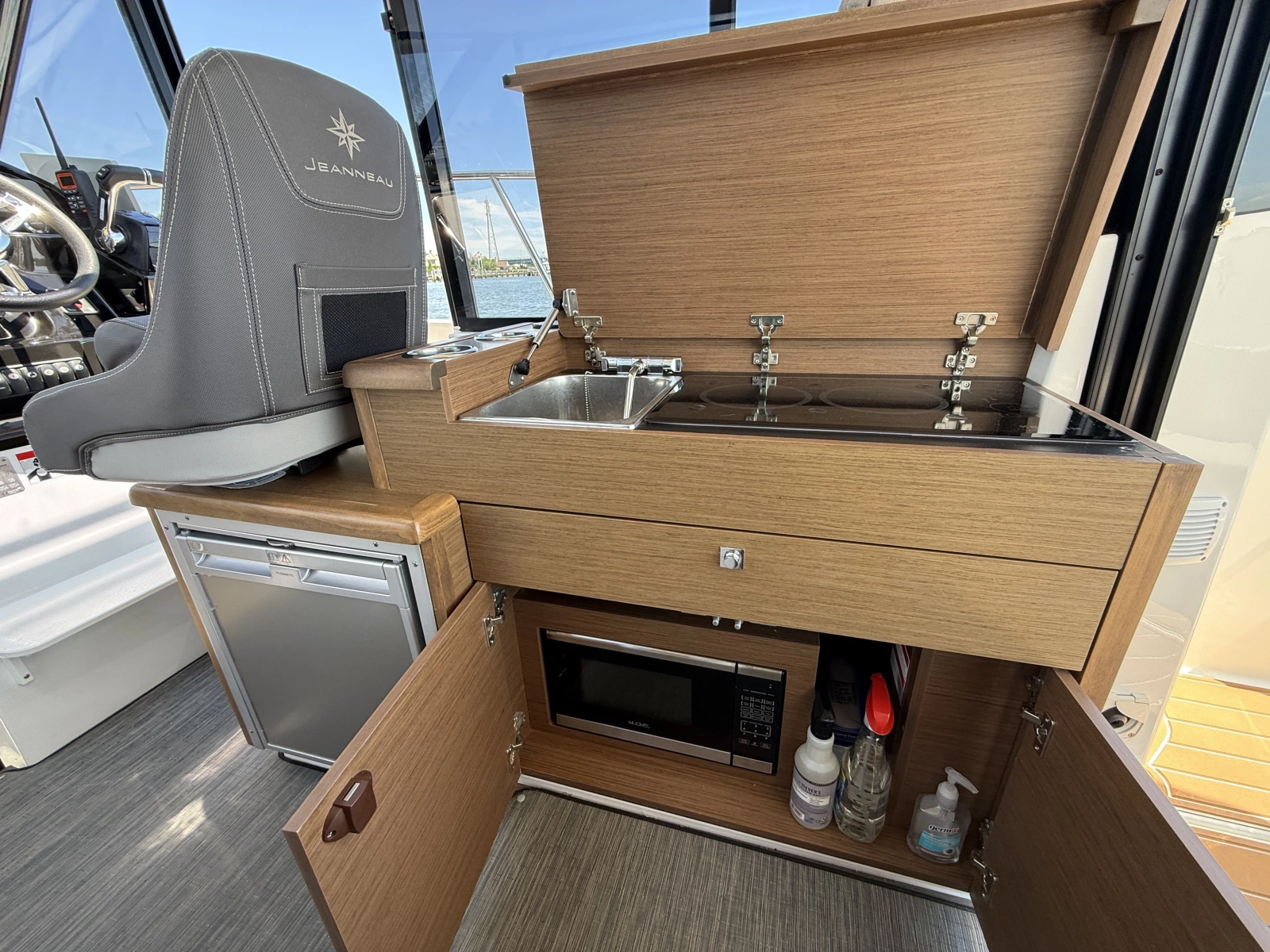 2019 Jeanneau NC 895