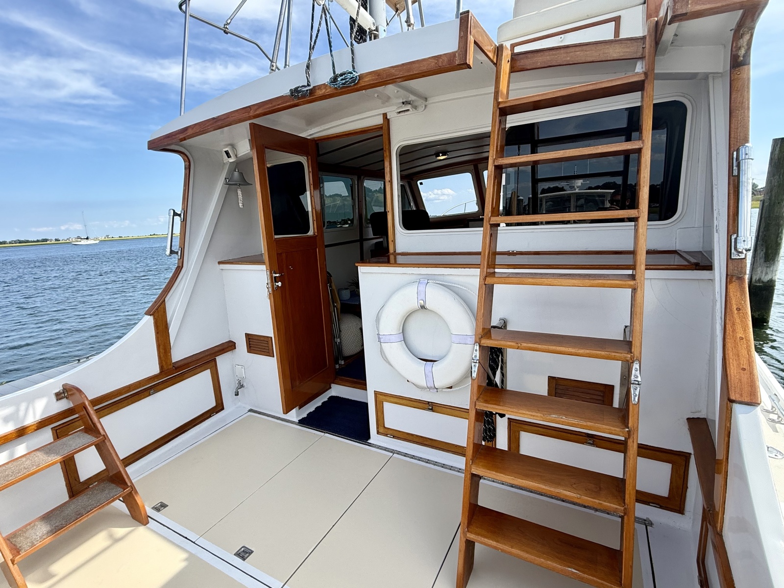 1987 Wilbur Flybridge Cruiser