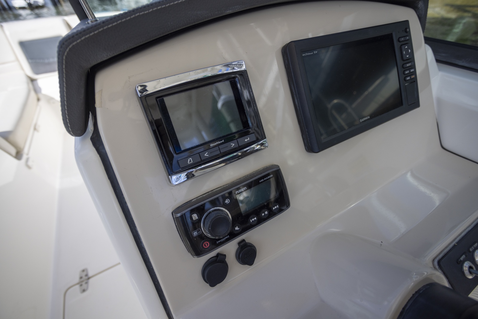 2016 Boston Whaler 230 VANTAGE