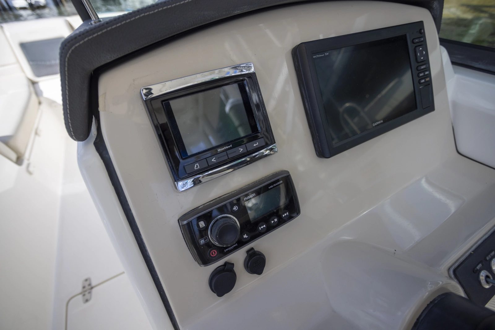 2016 Boston Whaler 230 VANTAGE