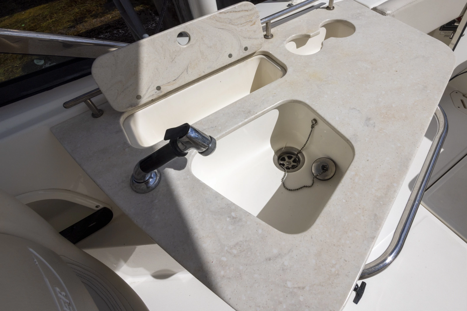 2016 Boston Whaler 230 VANTAGE