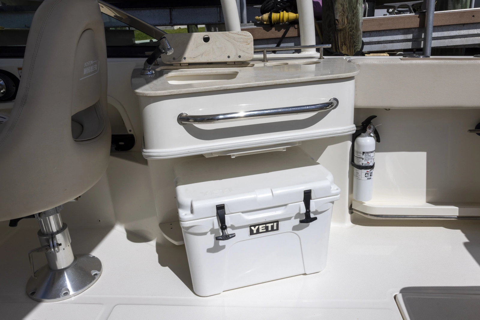 2016 Boston Whaler 230 VANTAGE