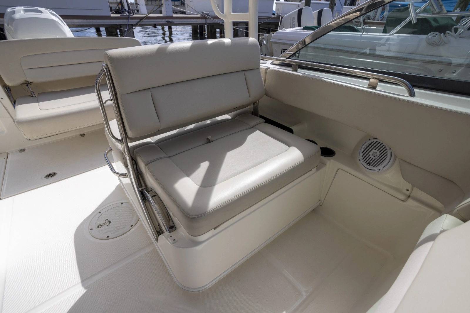 2016 Boston Whaler 230 VANTAGE