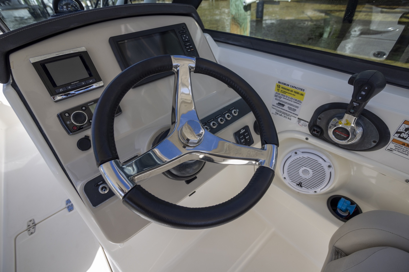 2016 Boston Whaler 230 VANTAGE