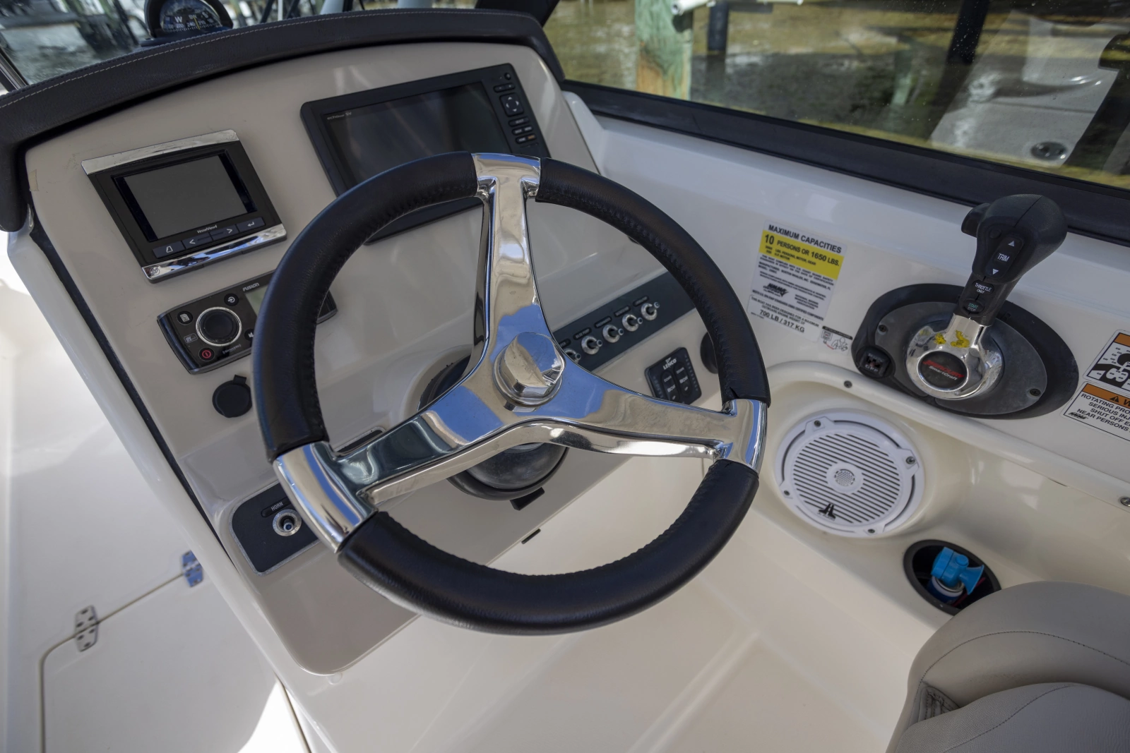 2016 Boston Whaler 230 VANTAGE