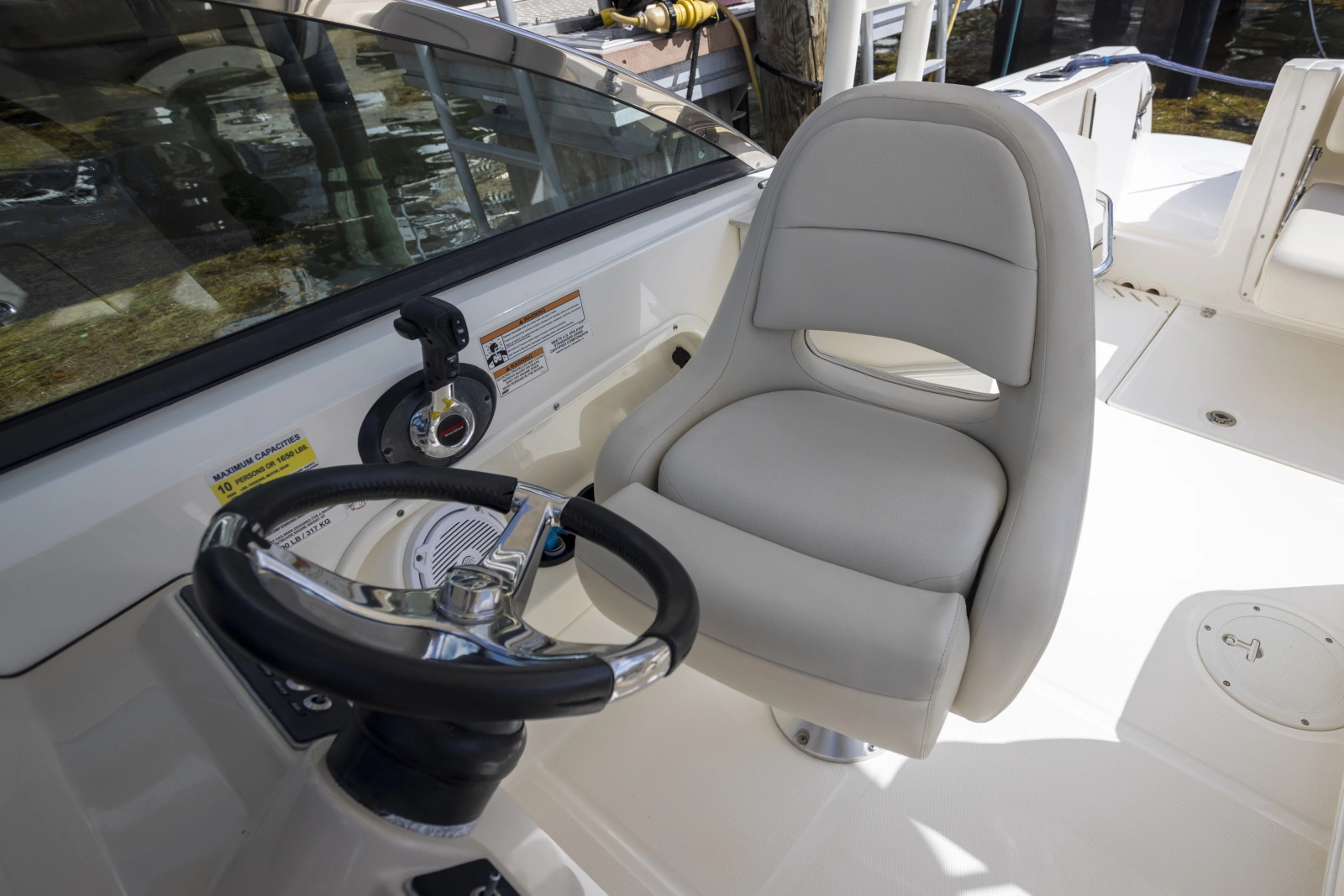 2016 Boston Whaler 230 VANTAGE