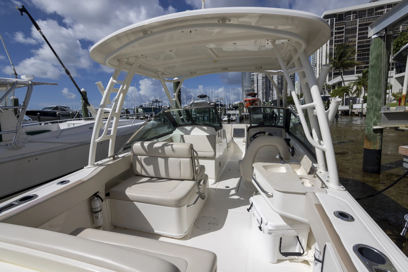 2016 Boston Whaler 230 VANTAGE