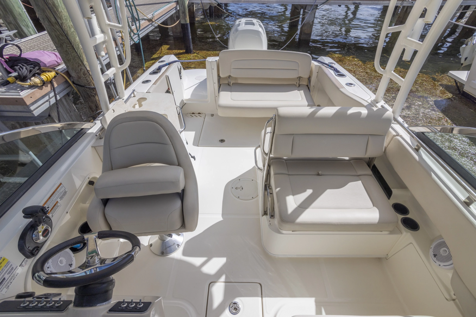 2016 Boston Whaler 230 VANTAGE