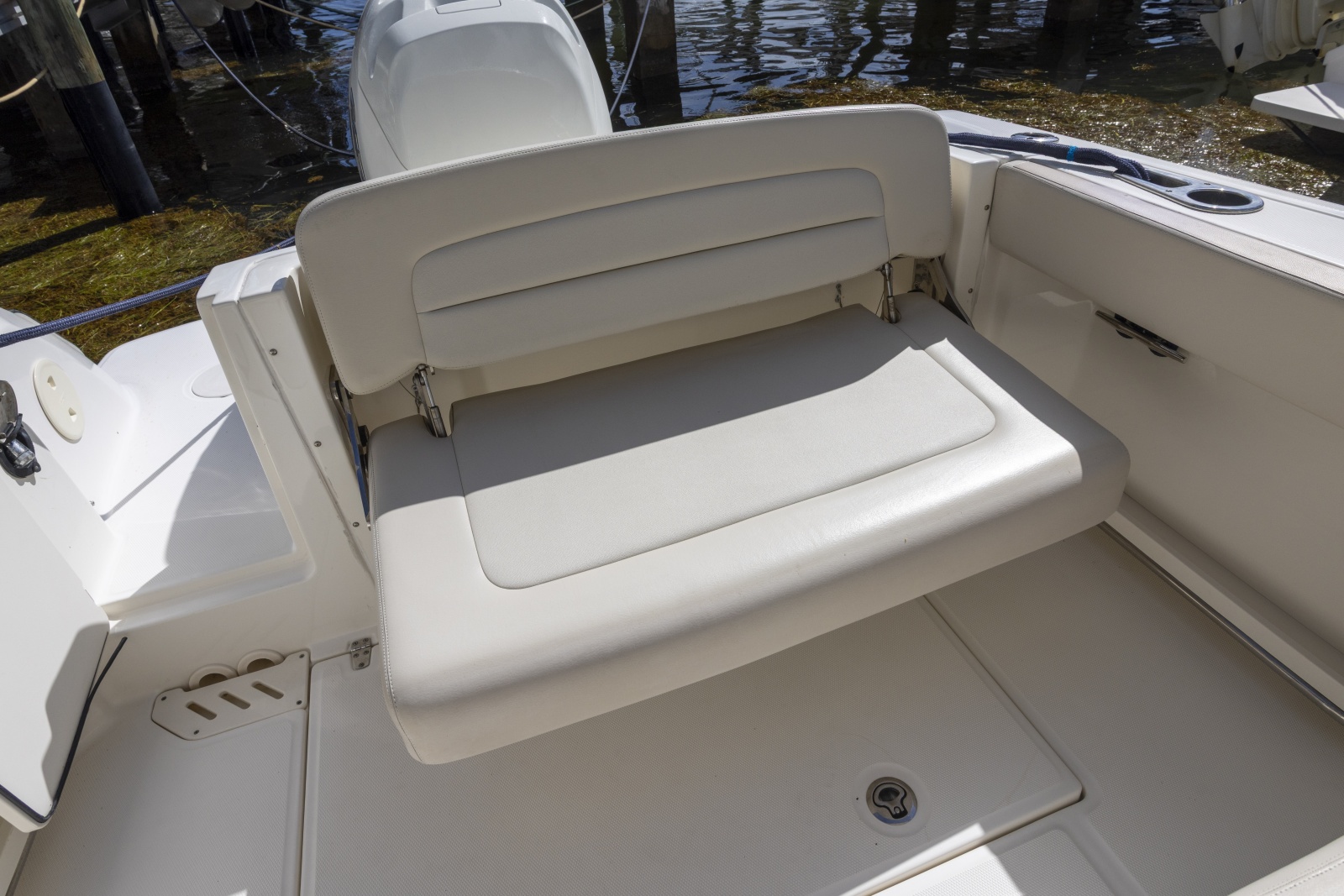 2016 Boston Whaler 230 VANTAGE