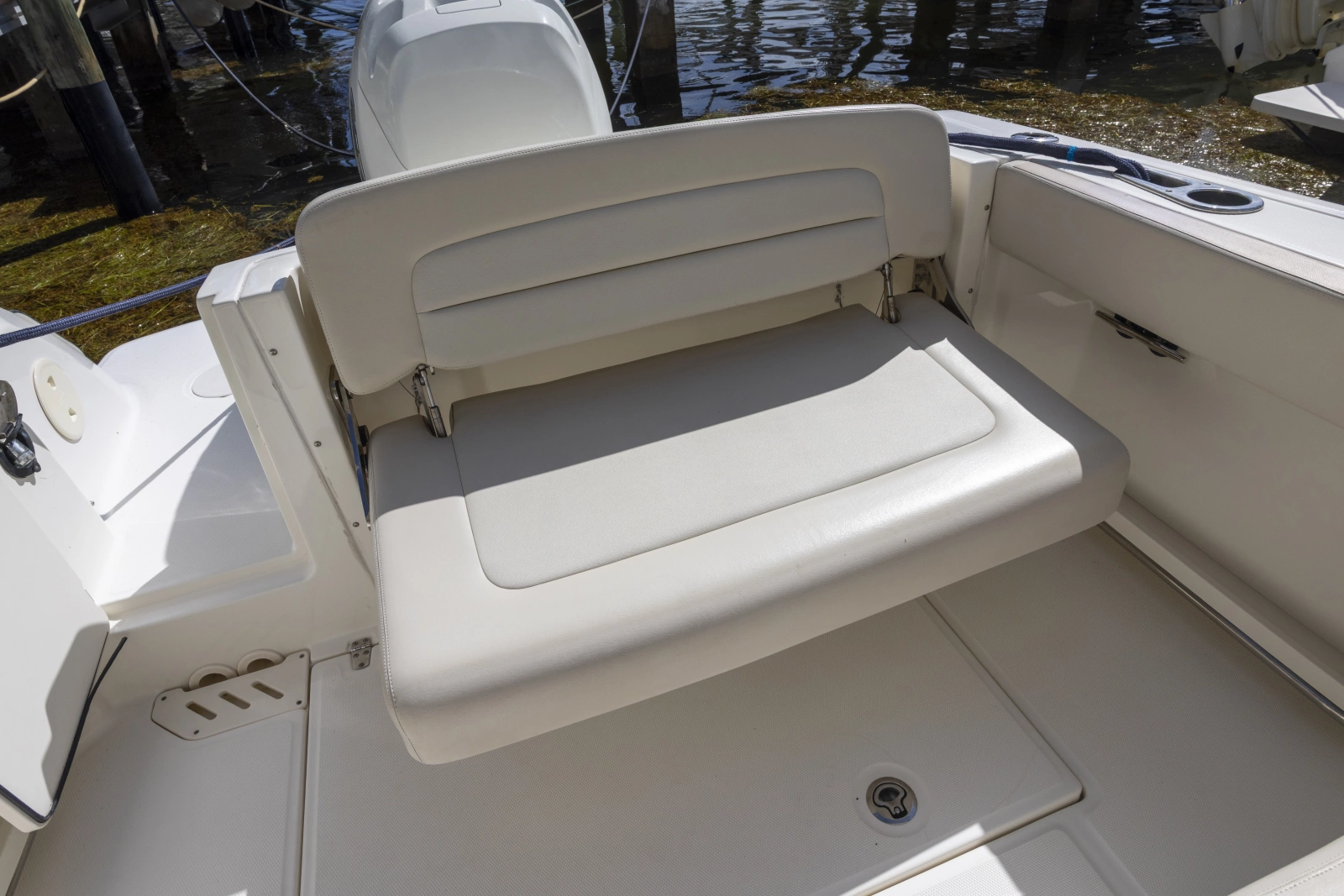 2016 Boston Whaler 230 VANTAGE