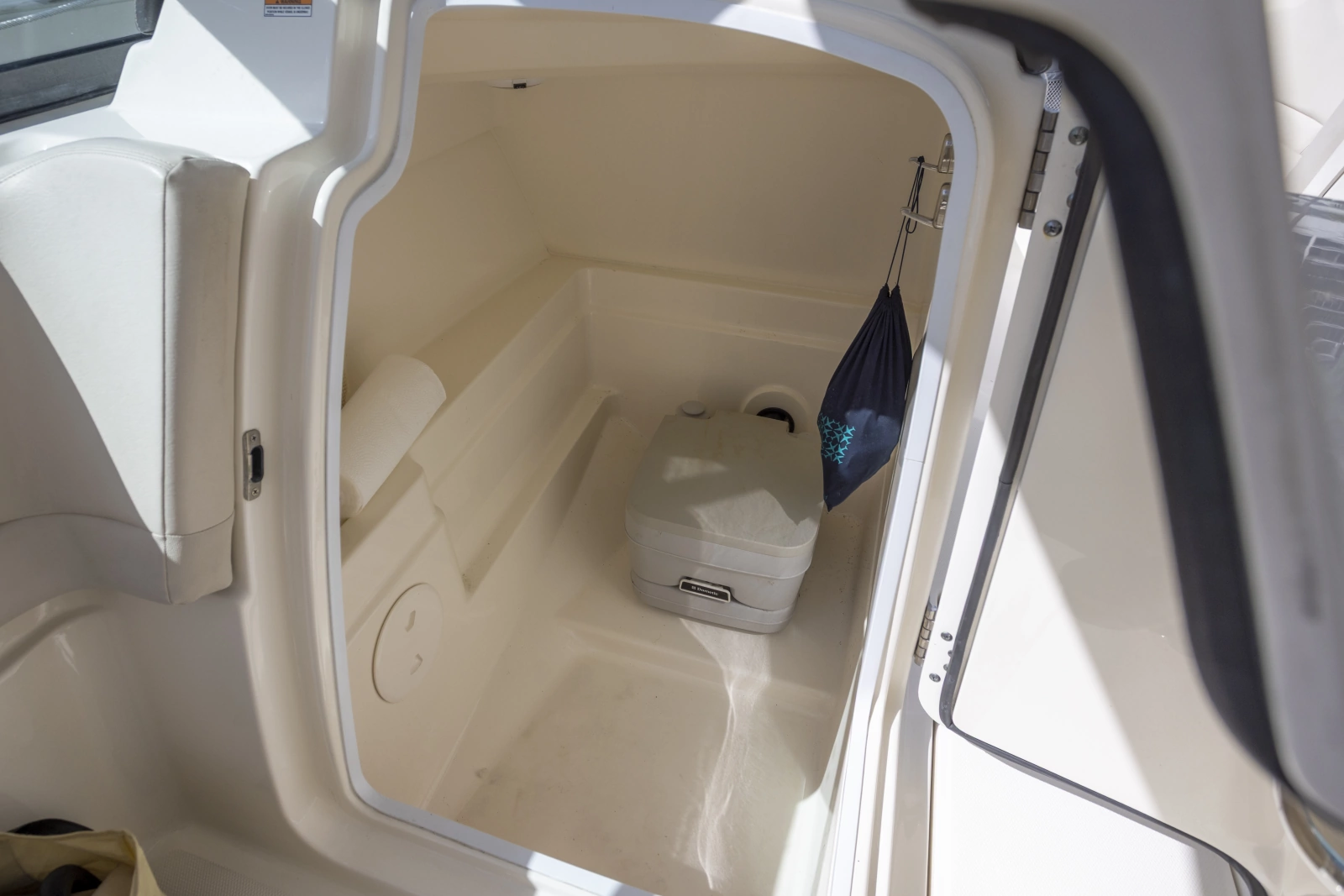 2016 Boston Whaler 230 VANTAGE