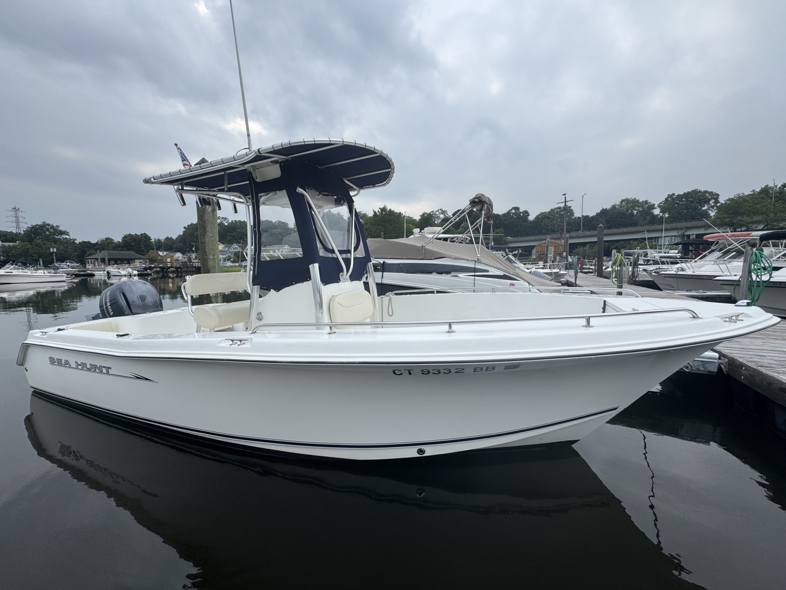 2007 Sea Hunt Triton 220