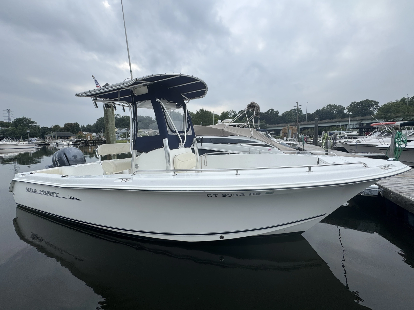 2007 Sea Hunt Triton 220
