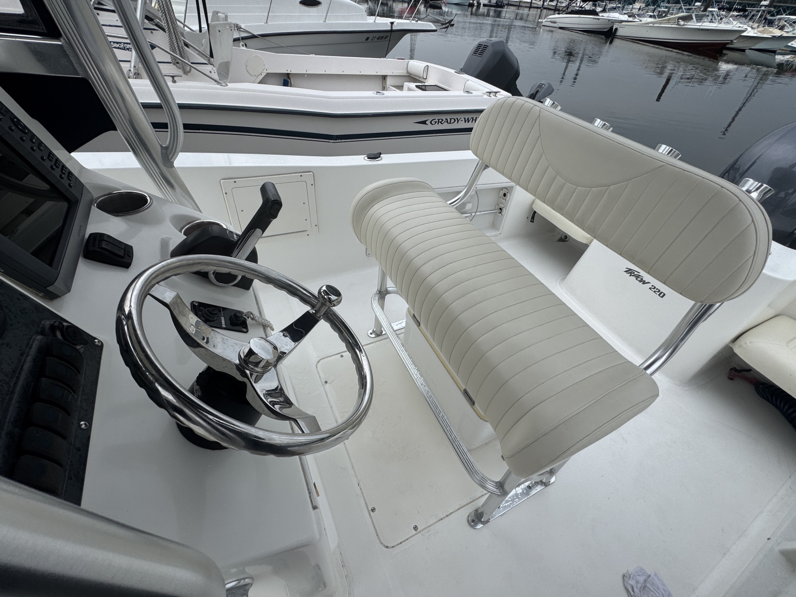 2007 Sea Hunt Triton 220