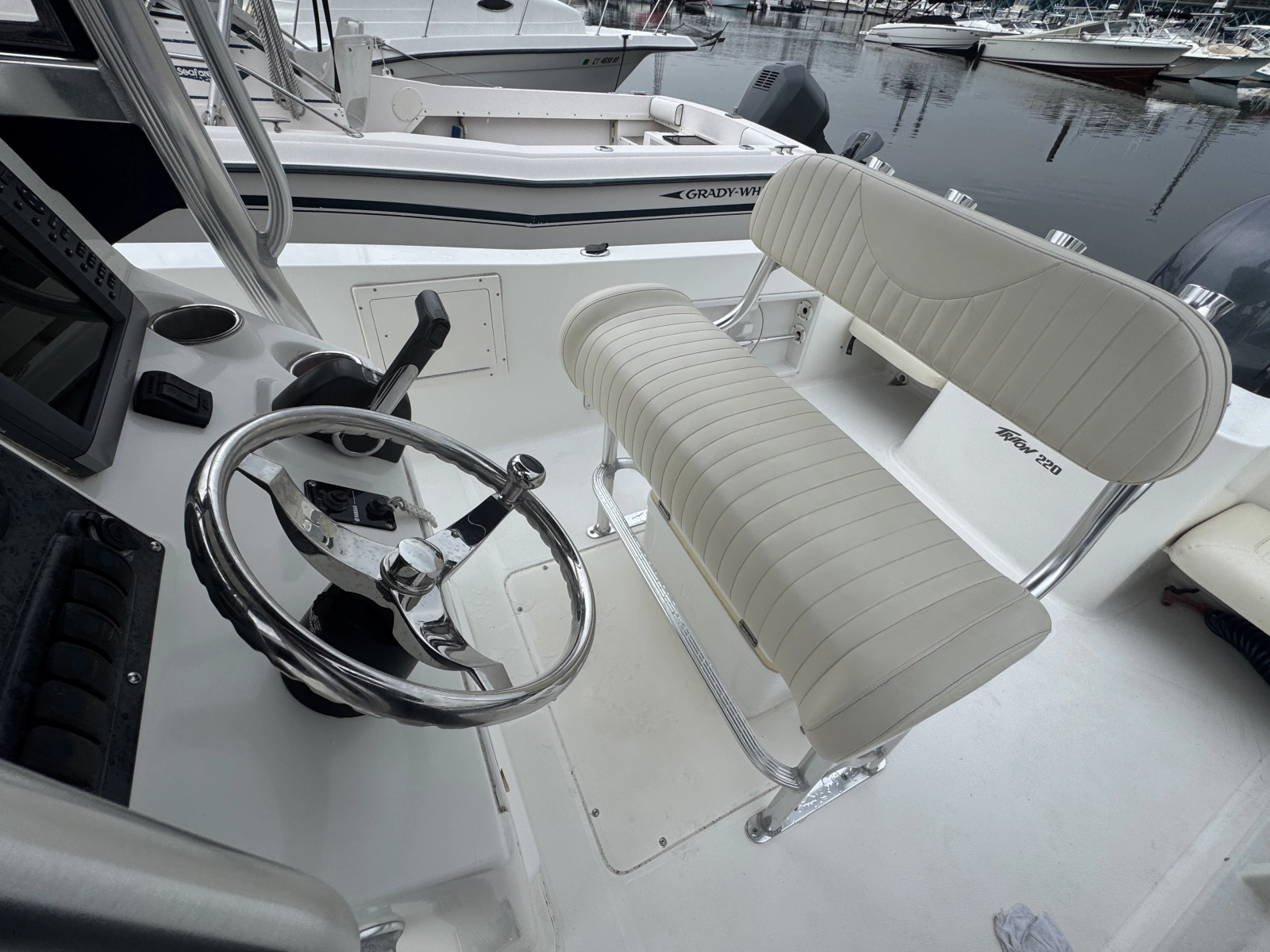 2007 Sea Hunt Triton 220