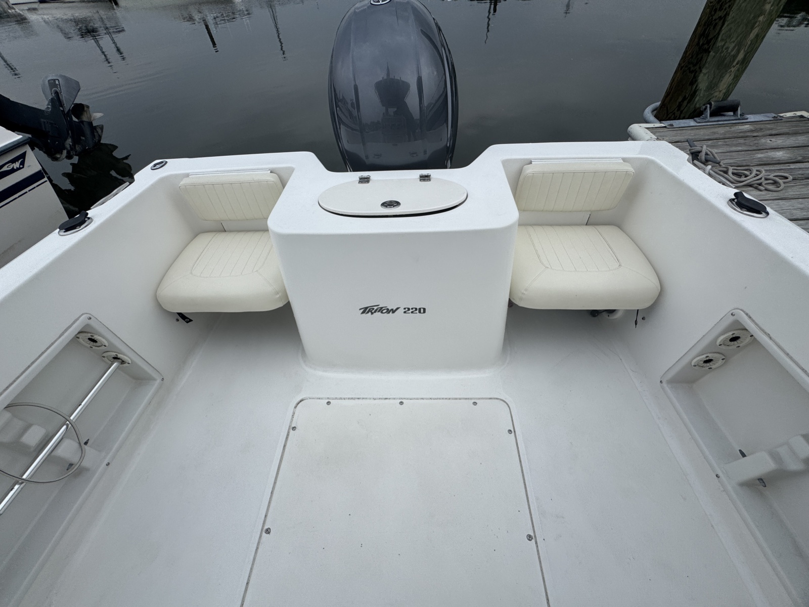 2007 Sea Hunt Triton 220
