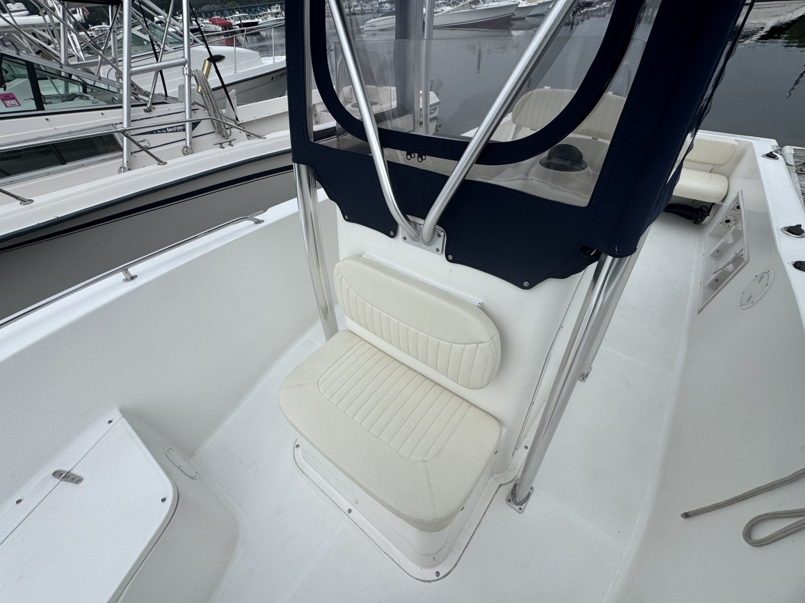 2007 Sea Hunt Triton 220
