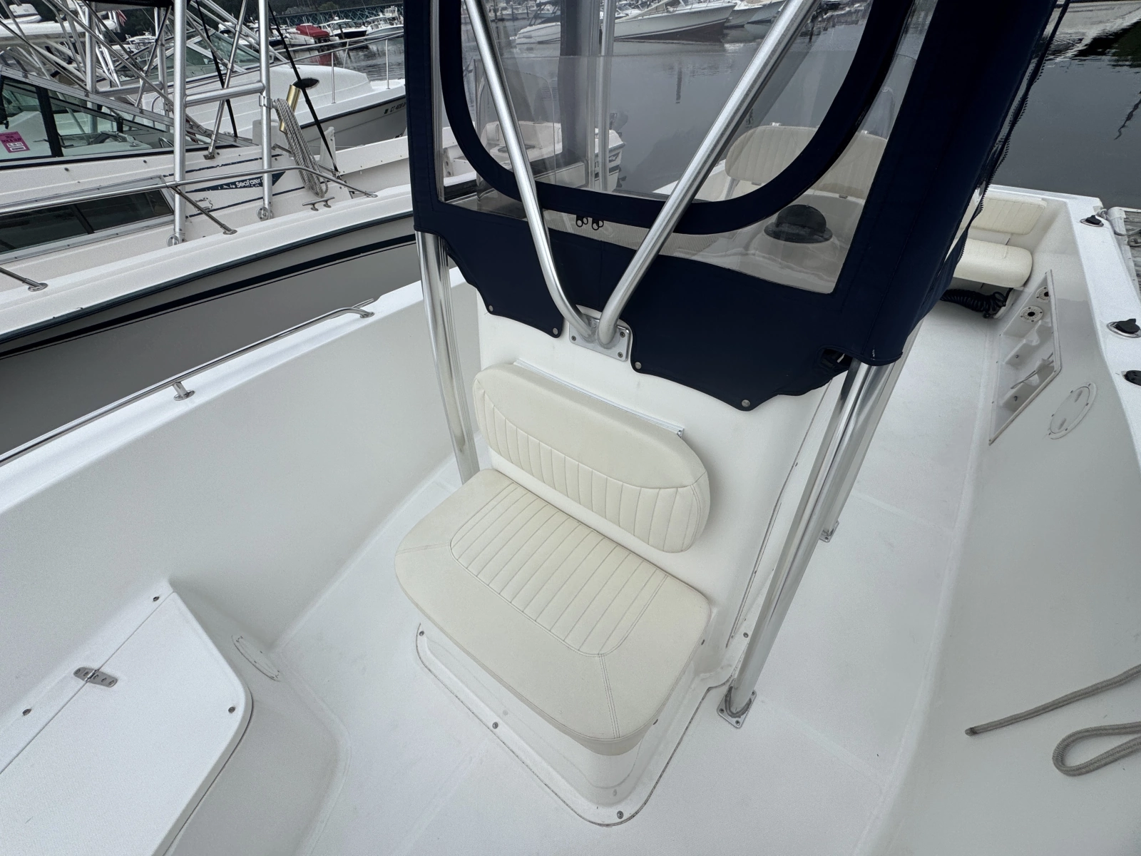 2007 Sea Hunt Triton 220