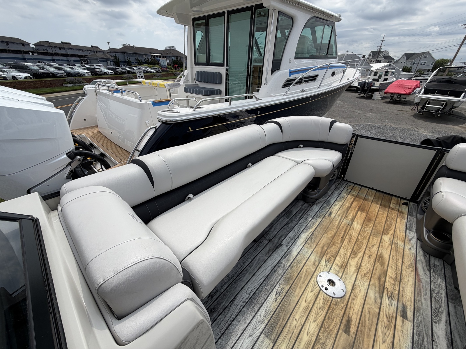 2019 Avalon Catalina Elite - 27'